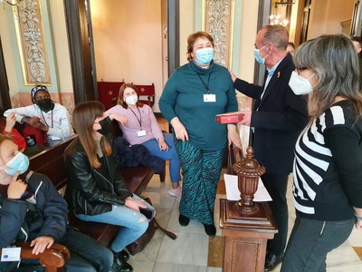 Pueyo i Castro saludant a les docents letones.