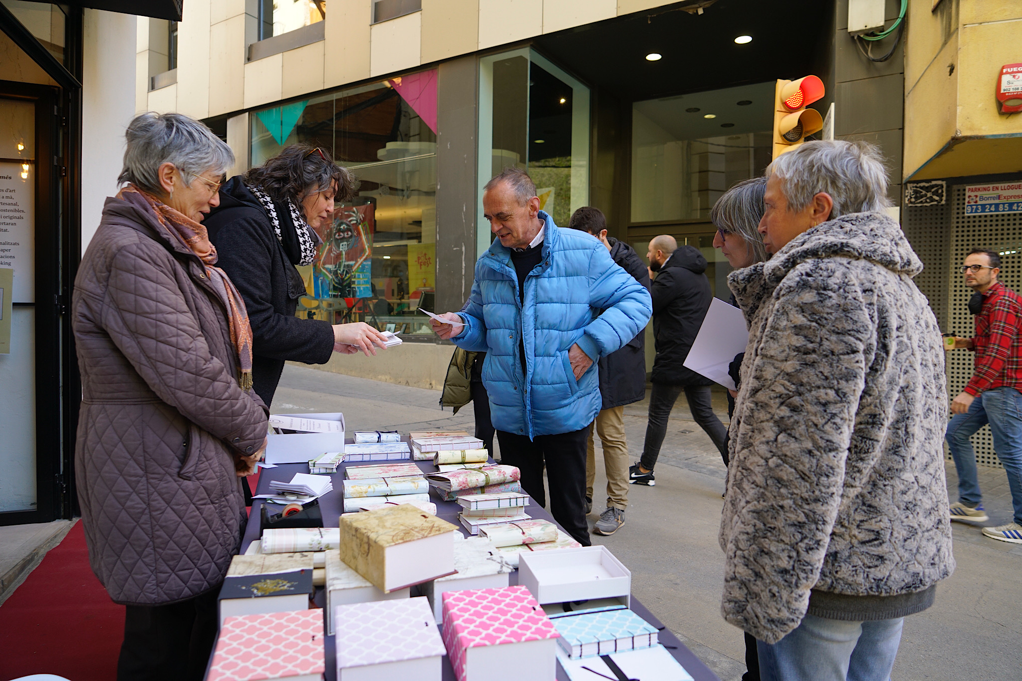 Els establiments de l'entorn de l'EAM Leandre Cristòfol s'han sumat al Pic Dibuix Fest i també han sortit al carrer