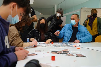 L'alcalde Pueyo ha assistit a l'inici dels tallers del 1r Pic Dibuix Fest i ha conversat amb l'alumnat participant.