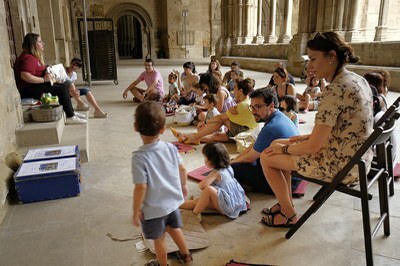 Tornen els contacontes, una activitat familiar per donar a conèixer la Seu Vella als més menuts.