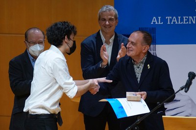 L'alcalde Miquel Pueyo ha lliurat el premi en la categoria Jove a Miquel Parapar Restovic.
