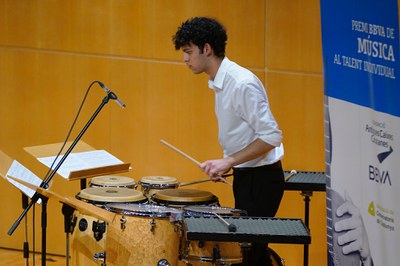 Miquel Parapar exhibint les seves aptituds un cop recollit el premi.