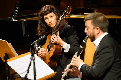 Uns altres dels artistes que han participat en la vetllada.