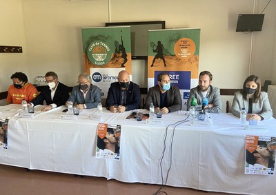 Cerdà i Amor, amb l'extennista lleidatà Albert Costa; el pres. del Tennis Urgell, Óscar Villaverde; la representant territorial d’Esports, Lourdes Ra….