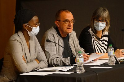 El paer en cap, Miquel Pueyo, amb les regidores Mariama Sall (a l'esquerra) i Sandra Castro..