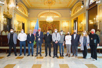 Foto de l'alcalde i els regidors amb els membres de la comunitat gitana en finalitzar l'acte.