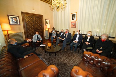 L'alcalde i els regidors han rebut a la delegació de la comunitat gitana al despatx noble de la Paeria.