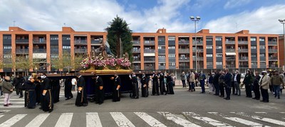 La processó recorre diversos carrers del barri de Pardinyes.
