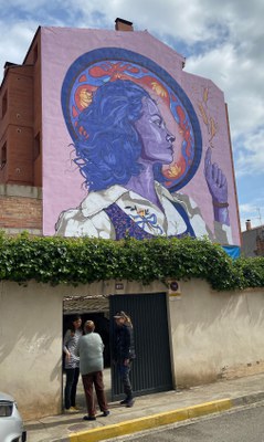 La nord-americana Miss Birdy és l'autora del mural del carrer Granadella, 18.