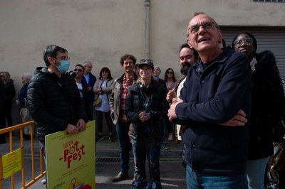 Miss Birdy amb el paer en cap contemplant la seva obra.