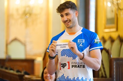 El jugador del Finques Prats Lleida, Bruno di Benedetto, ha estat l'encarregat de treure una de les boles del sorteig dels quarts de final de la comp….