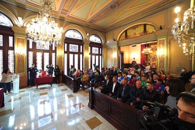 Responsables de clubs, tècnics i jugadors dels diferents clubs participants en la competició han assistit al sorteig..