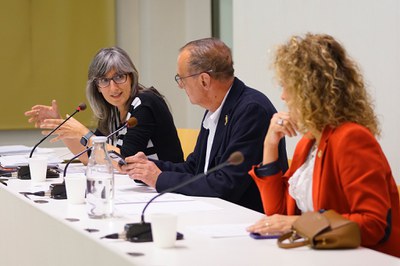 La tinenta d'alcalde, Sandra Castro, presidenta del consell de Zona 02, amb el paer en cap, Miquel Pueyo, i la regidora de Participació, Marta Gisper….