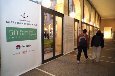 Exposició al Claustre de l'edifici del Rectorat de la UdL dels 50 anys del Premi del Llibre Agrari.