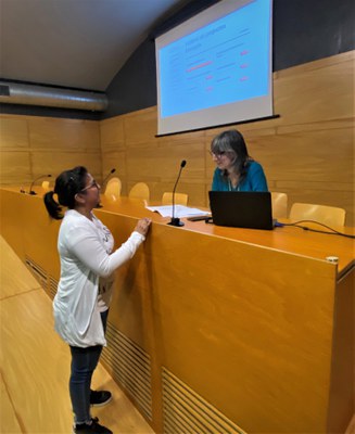 Sandra Castro amb una de les tècniques que ha participat en la plataforma web de cooperació Internacional.