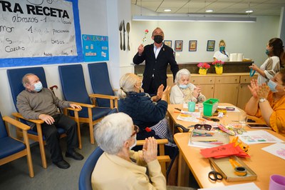 L'alcalde i la regidora ha saludat residents i treballadors/es..