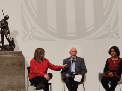 Josep Vallverdú entre la consellera Natàlia Garriga i l'escriptora Nàdia Ghulam.