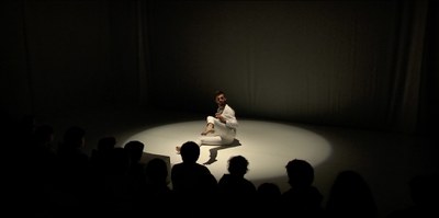 Una ciutat d’ombres és tota una declaració d’intencions de com les escenes híbrides també poden estar a l’accés del públic jove i del potencial que a….