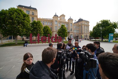Pueyo i Postius, atenent els mitjans davant de l'estació de Renfe.