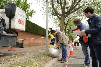 El tinent d'alcalde Toni Postius ha supervisat els treballs que s'estan duent a terme amb l'enllumenat a Vila Montcada.