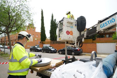 Operaris de Lleidallum treballant en l'enllumenat de Vila Montcada.