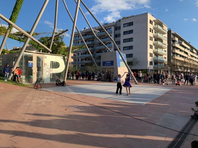 Algunes escoles de dansa van ballar a la plaça Blas Infante.