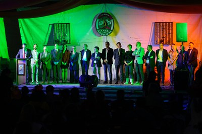 Els organitzadors han fet pujar dalt de l'escenari a les autoritats.