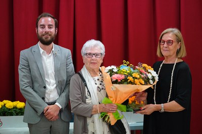 El regidor Ignasi Amor amb Maria Aguilà Valls, a la qual els seus veïns i veïnes han volgut retre homenatge.