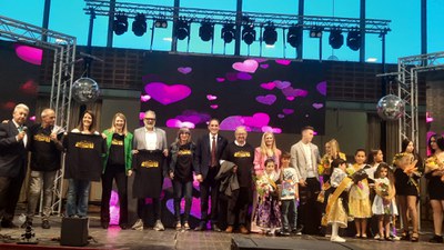 Els regidors amb la tradicional samarreta de la festa de Magraners.