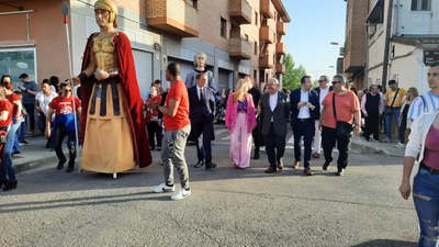 Passejada festiva fins al pavelló.