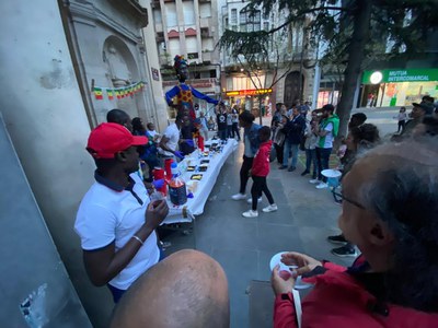 Cafè, té, dolços, pastes tradicionals i fruits secs per trencar el dejuni diürn.