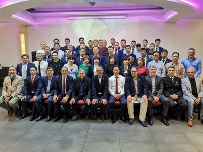 Acte de presentació del nou president de l’Associació de Paisanos Chinos de Lleida, Guofeng Ding, que relleva en el càrrec Feiwei Zheng.