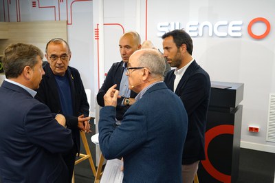 Miquel Pueyo i Joan Ramon Castro, amb els directius de l'empresa..