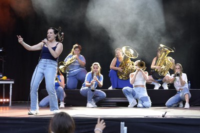 La Balkan Paradise Orchestra ha ofert un concert carregat de magnetisme, potència i resistència.