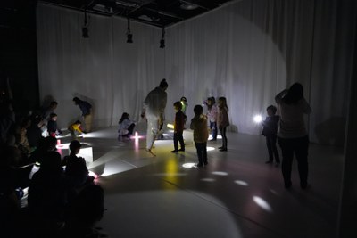 Imatge de l'espectacle de dansa urbana "Una ciutat d'ombres" , que ha tingut lloc al Magical..