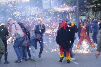 Petits i grans, ballant sota les espurnes de la Colla infantil dels Diables de Lleida.
