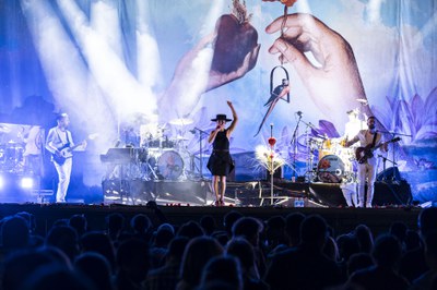 Amb una identitat pròpia i una sonoritat única, Fuel Fandango fusiona estils musicals tan variats com el funk, l’electrònica, el flamenc o la copla.