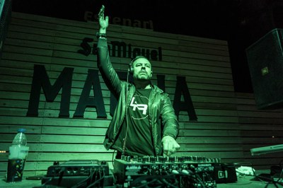 Per cloure aquesta nit de dissabte plena de música i bon ritme, Lluís Ribalta, un dels membres més actius de Am+, va tornar a la seva cita habitual d….