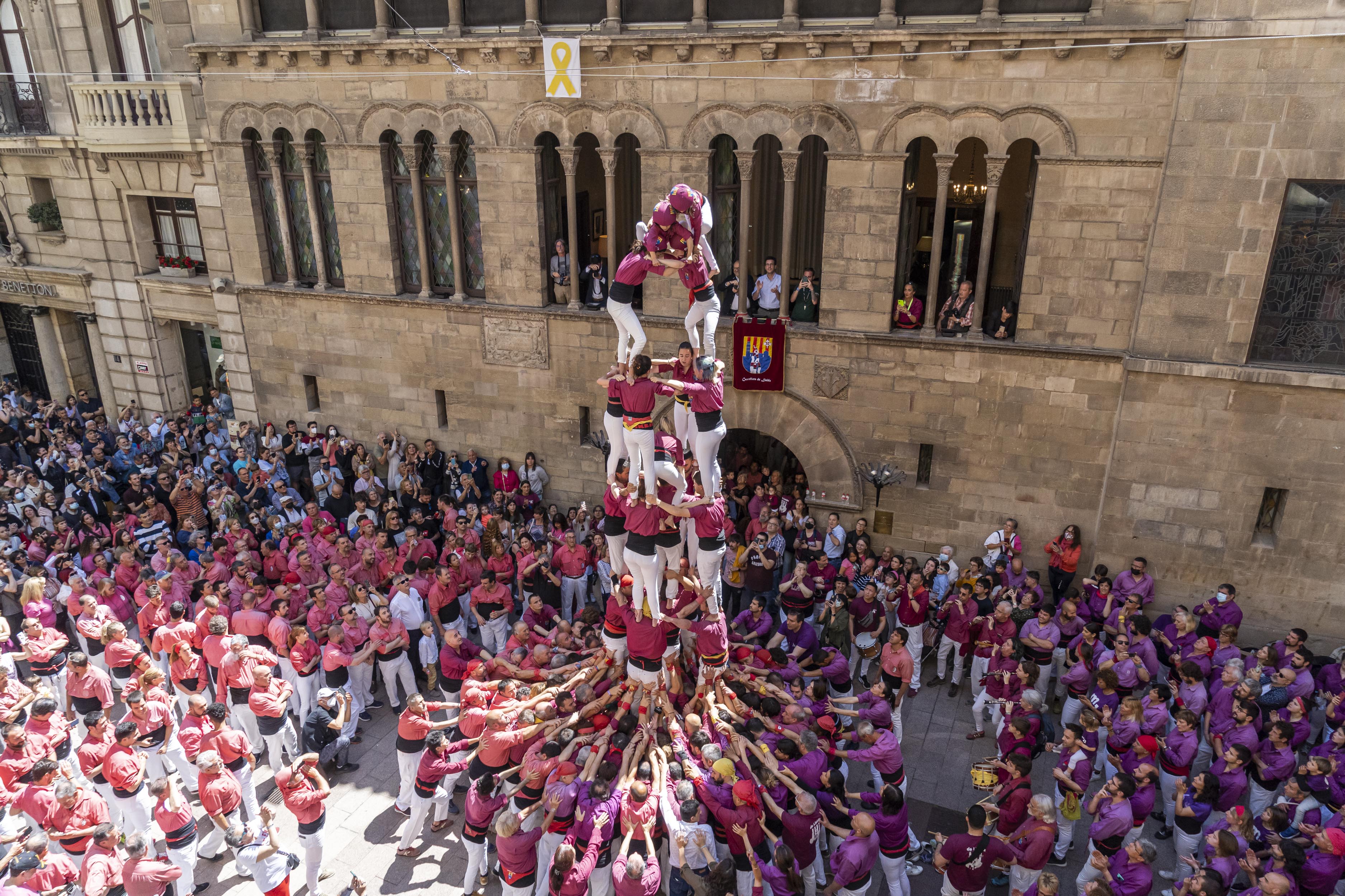 Els Castellers de Lleida s’han acompanyat avui de dos colles que repeteixen a la plaça per festes: la Colla Vella dels Xiquets de Valls i els Moixiganguers d’Igualada.