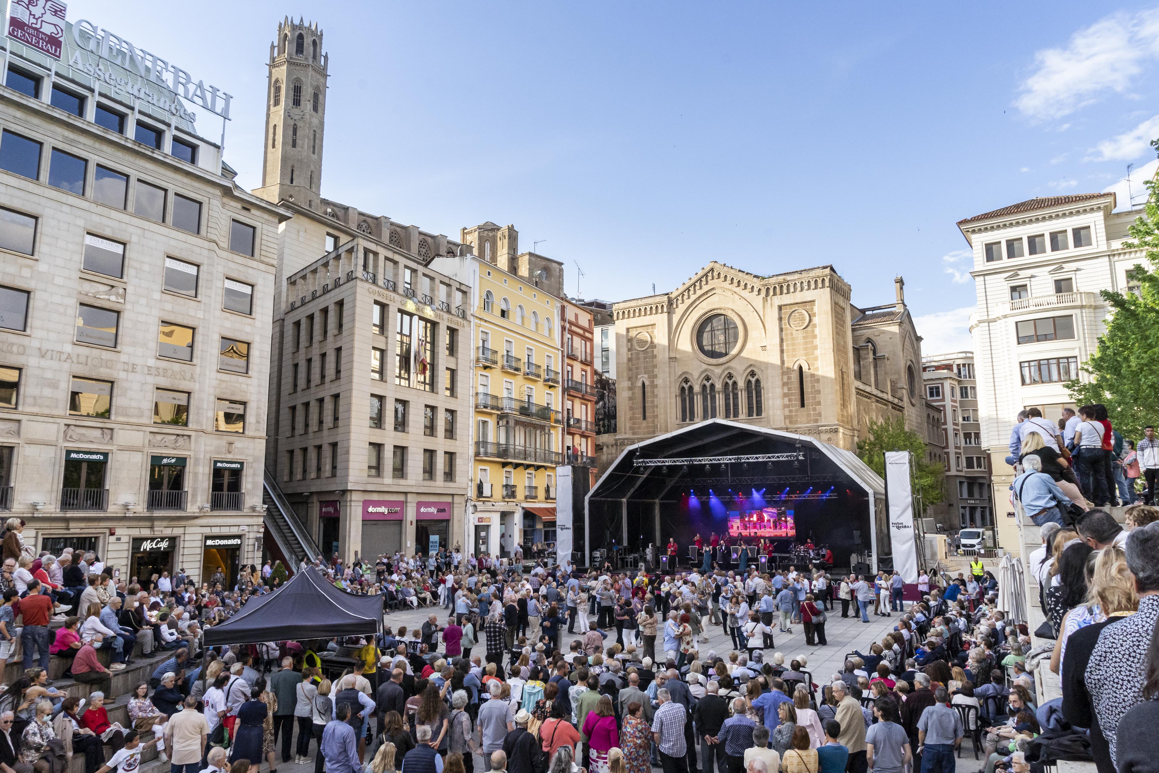 El Ball de Festa Major amb l'Orquestra Rosaleda a la plaça Sant Joan