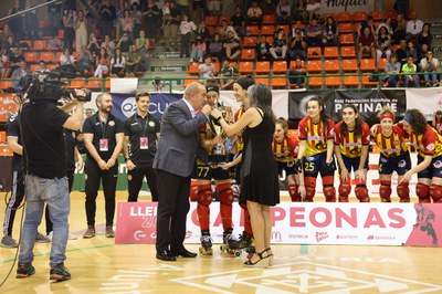La tinent d'alcalde Sandra Castro ha llirat la copa de campiones a la cpitana del Manlleu.