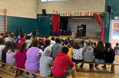 Aquest matí l’alumnat de Primària de l’escola Alba ha gaudit del contacontes “Kalòpsia: un planeta no tan diferent” per arribar als més petits i desc….