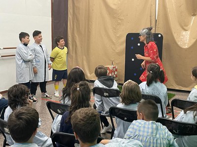 Contacontes “Kalòpsia: un planeta no tan diferent”, que tracta temes com la tolerància, la diversitat i la solidaritat, a l’escola Sant Jaume Les Heu….