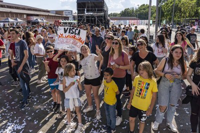 Un grup de fans de Sexenni, en la Festa Major de Lleida..