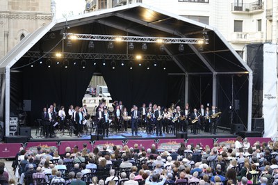 A la plaça de Sant Joan, concert de Festa Major de la Banda Municipal de Lleida.