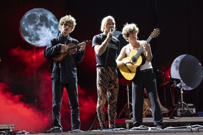 Actuació del grup “Habla de mi en presente”, amb música exòtica per a uns i font de nostàlgia per a altres.