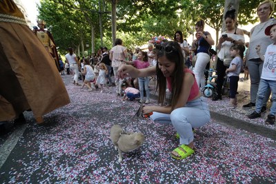 La rambla de Ferran, plena de confeti en la Batalla de Flors 2022..
