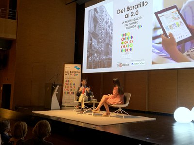 El conseller Puigneró conversa amb la presentadora de l'acte, Laia Riverola.