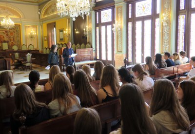 L'alcalde Pueyo i la tinent d'alcalde Castro, en la recepció a alumnes holandesos d'intercanvi amb el Gili i Gaya.