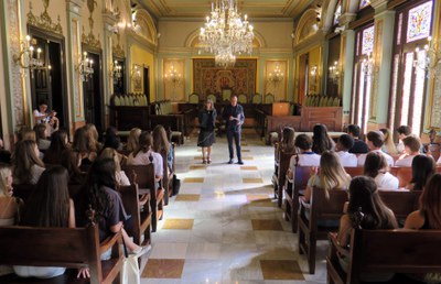 Salutació del paer en cap, M. Pueyo, i de la tinent d'alcalde S.Castro a l'alumnat d'intercanvi entre l'institut Gili i Gaya i el Ds Pierson College.